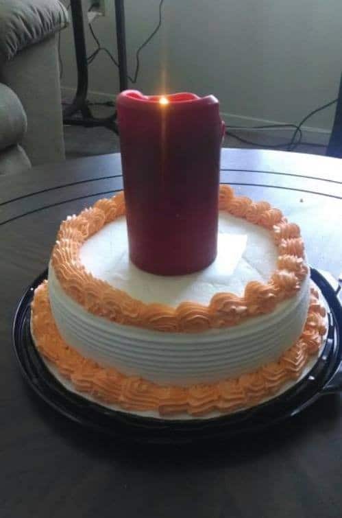 большая свеча на торте