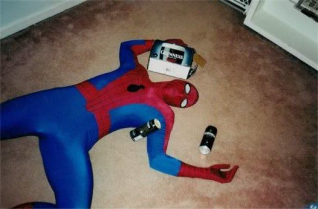 человек-паук лежит на полу