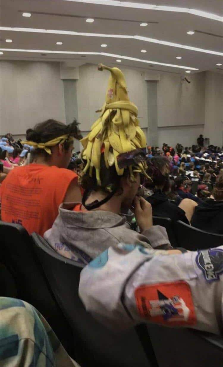 парень с банановой кожурой на голове