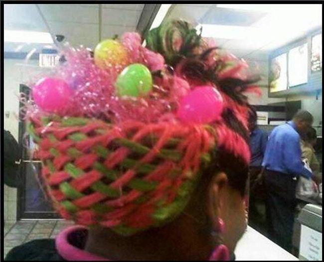 корзина с яйцами на голове