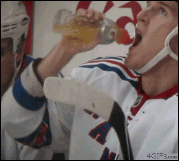 хоккеист пьет сок