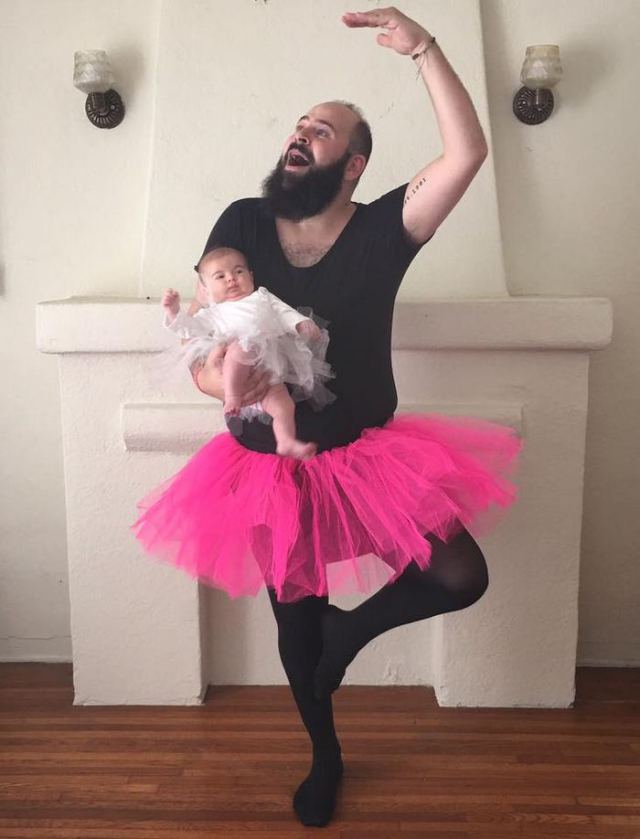 мужчина с дочкой в балетных пачках