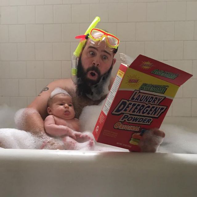 папа с дочкой в ванне