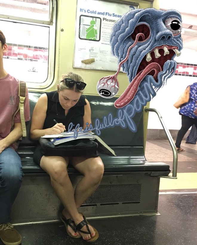 девушка пишет в метро