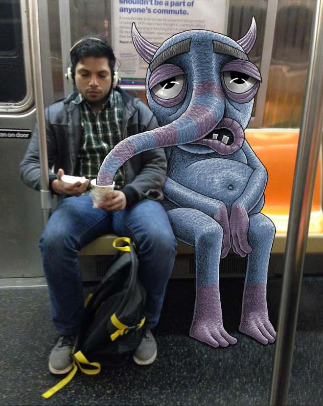 парень в метро рядом с монстром