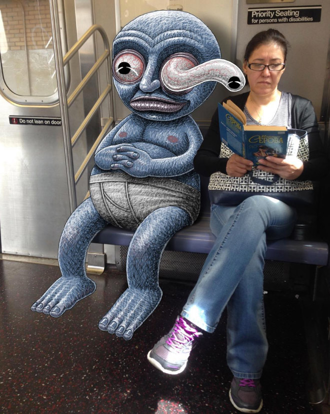 девушка с книгой в метро