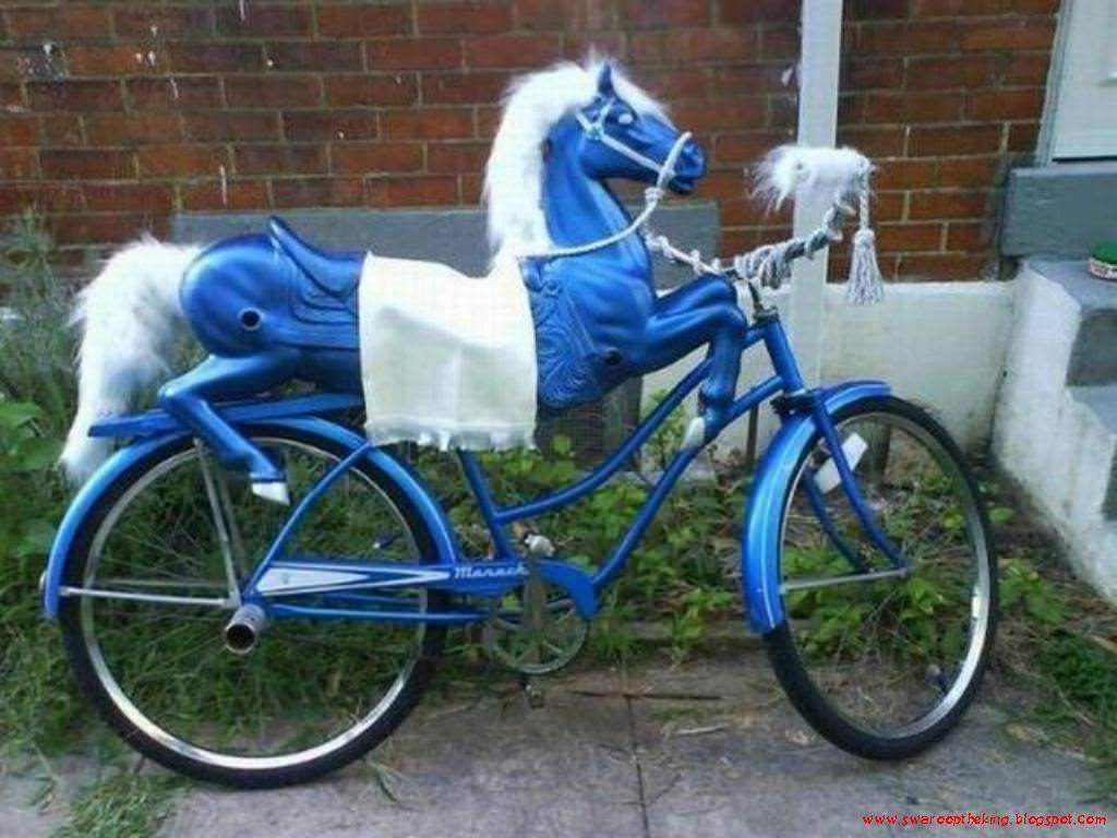 велосипед с фигурой лошади на нем