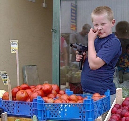 мальчик с помидорами