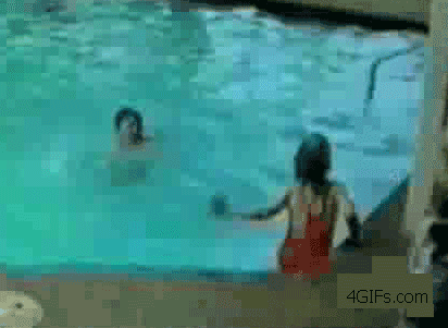 ребенок упал в бассейн