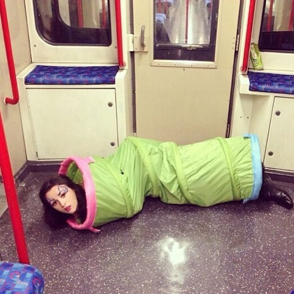девушка на полу в метро