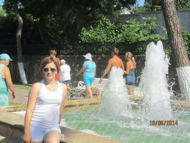 девушка у фонтана