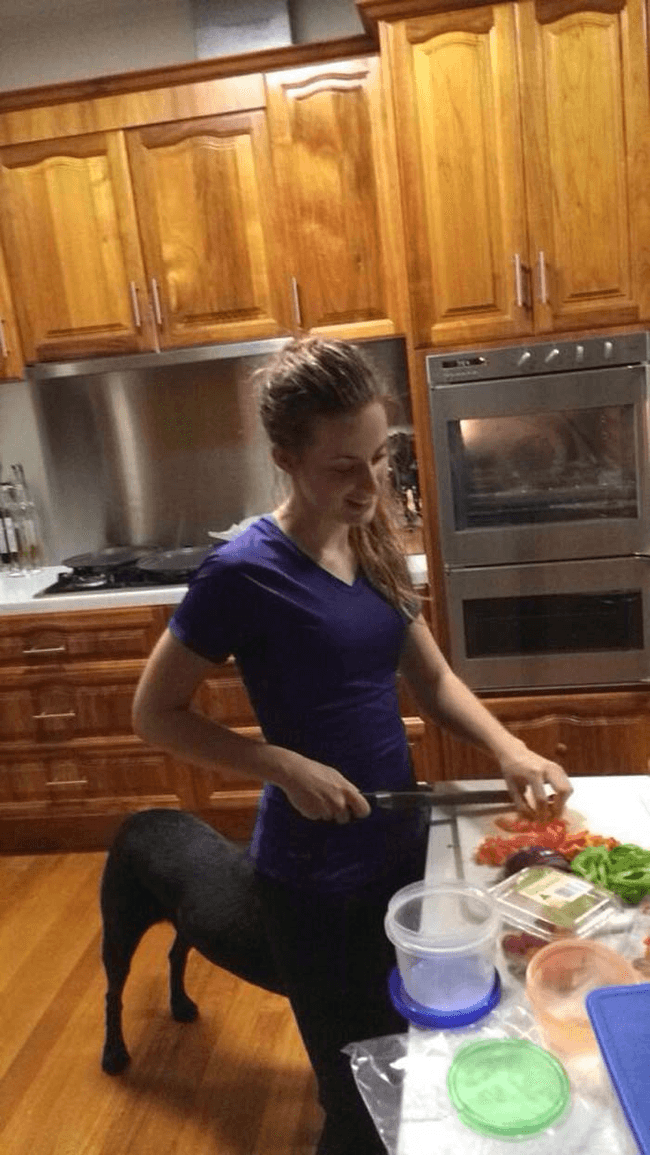 девушка режет овощи в кухне