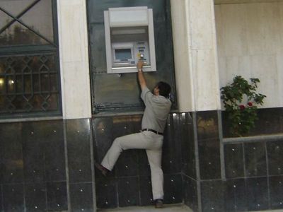 мужчина у банкомата