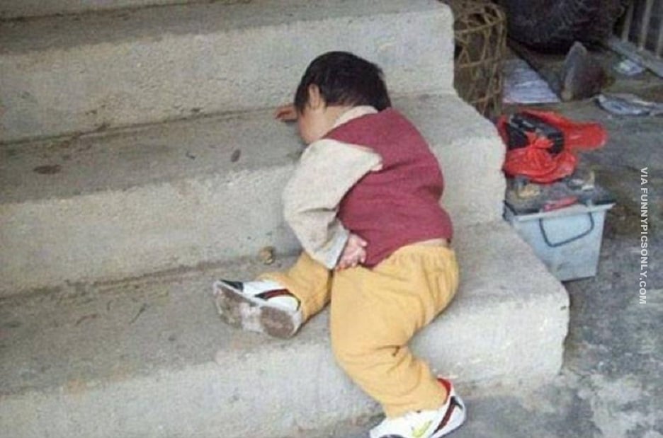 ребенок спит на ступеньках