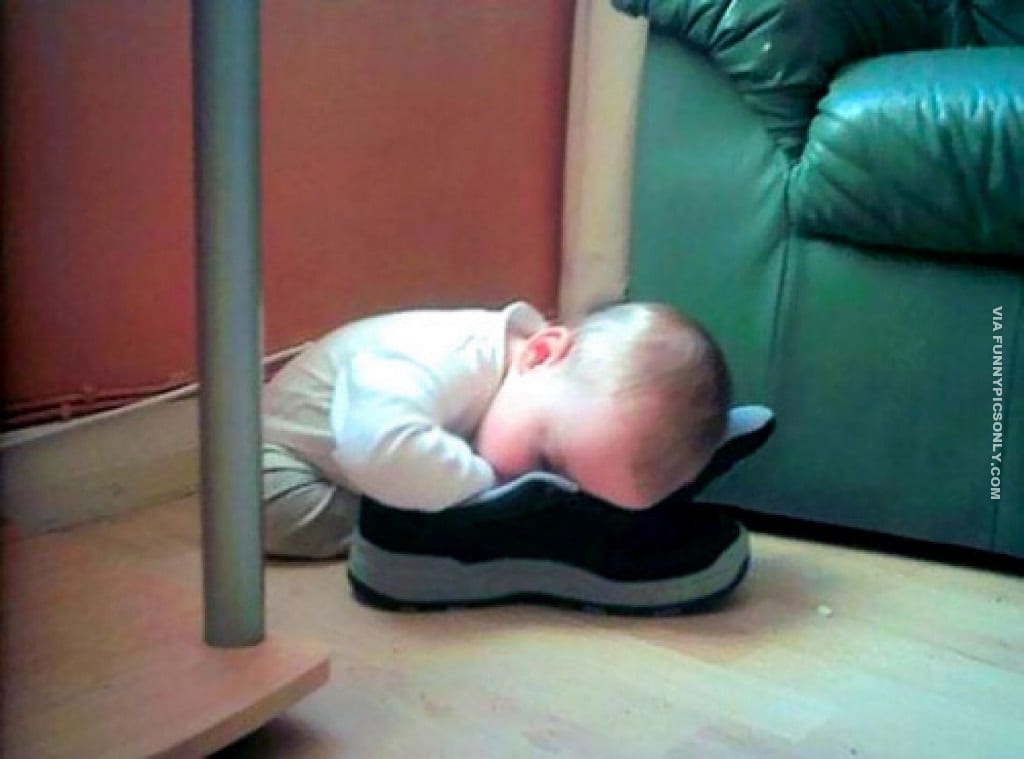 малыш спит лицом в обуви