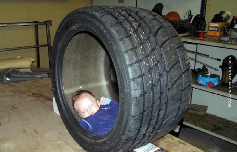 мальчик спит в шине