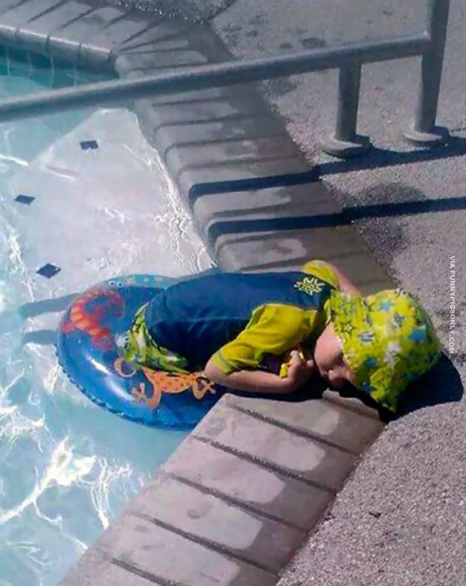 ребенок спит в бассейне