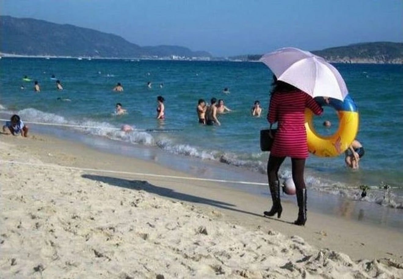 девушка в сапогах на пляже