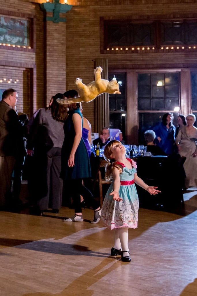 девочка танцует с игрушечным котом
