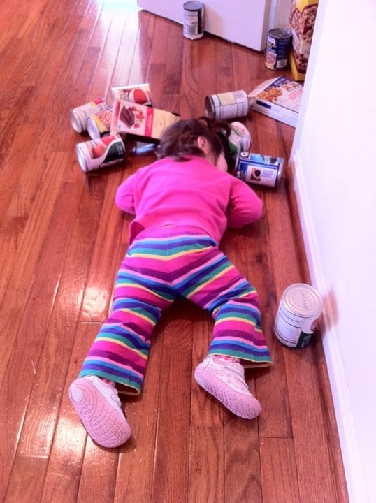 девочка спит на полу