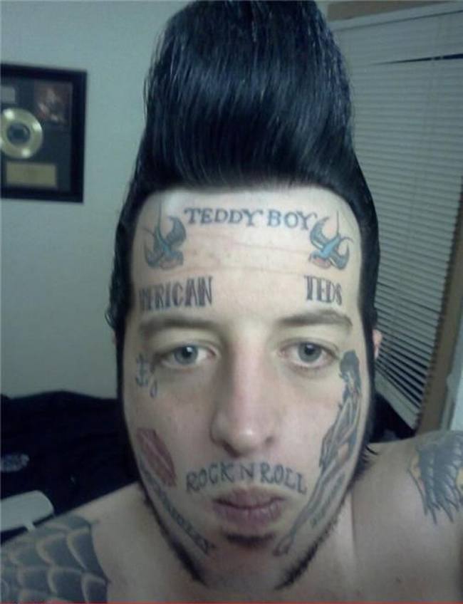 парень с татуировками на лице