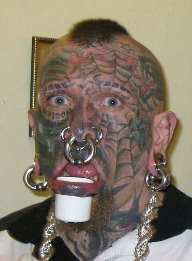 парень с лицом в татуировках