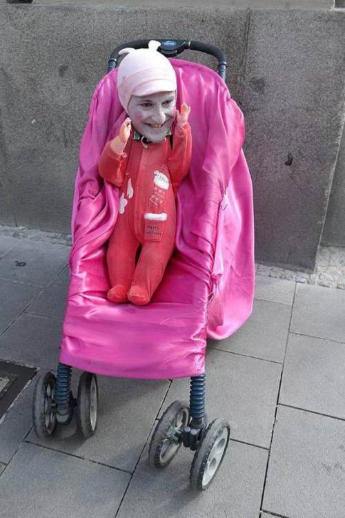кукла в розовой коляске