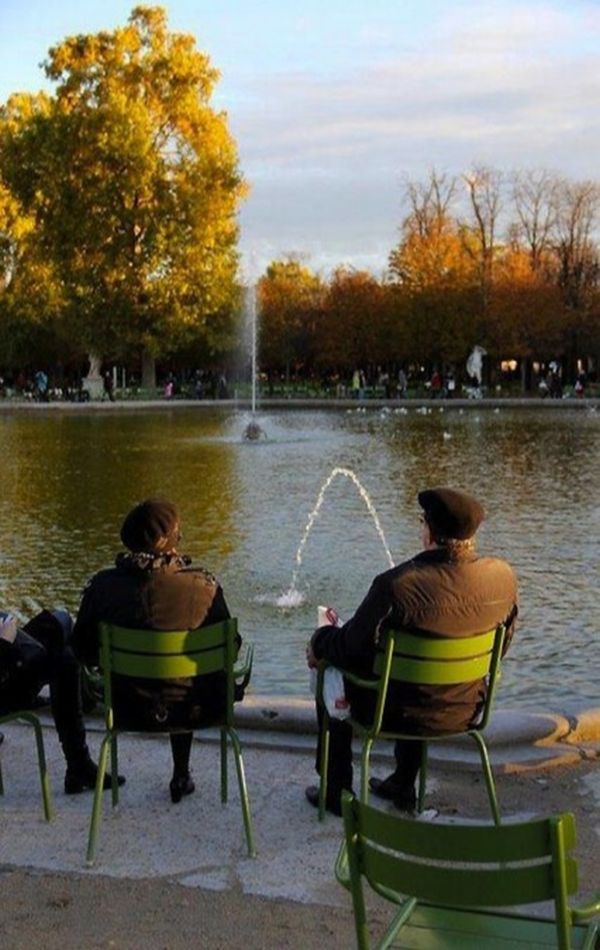 мужчины сидят перед озером