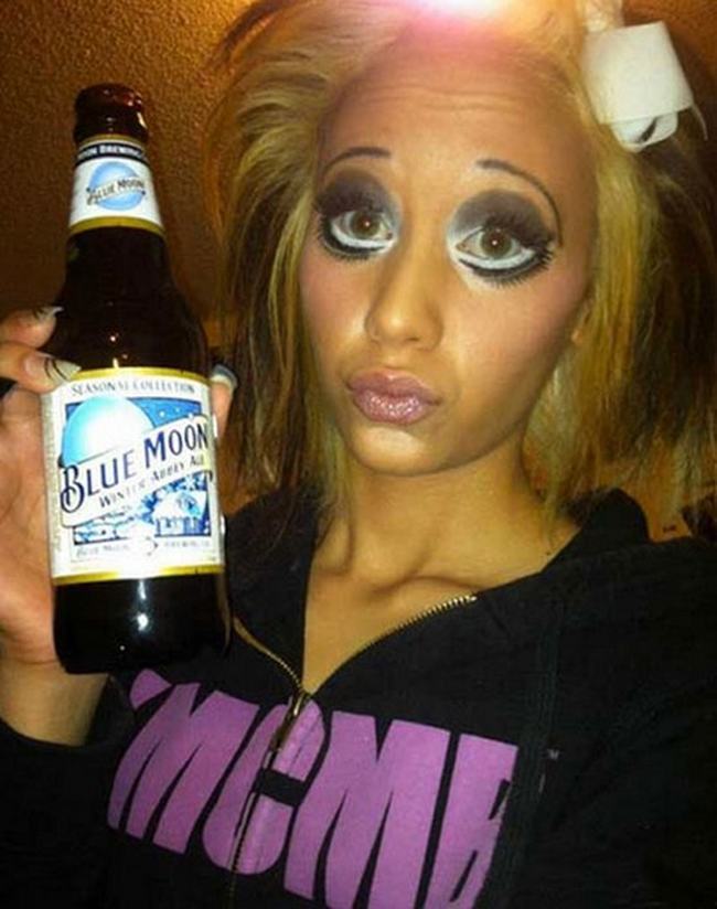 блондинка с бутылкой пива