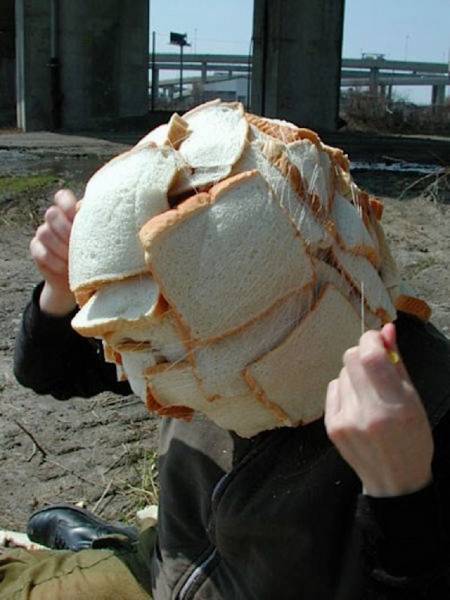 голова, обмотанная хлебом