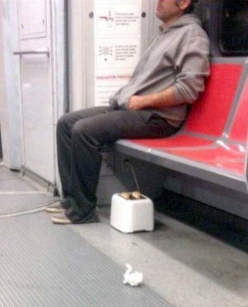 мужчина с тостером в метро