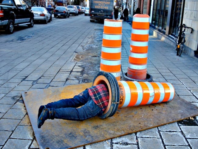 мужчина спит на тротуаре