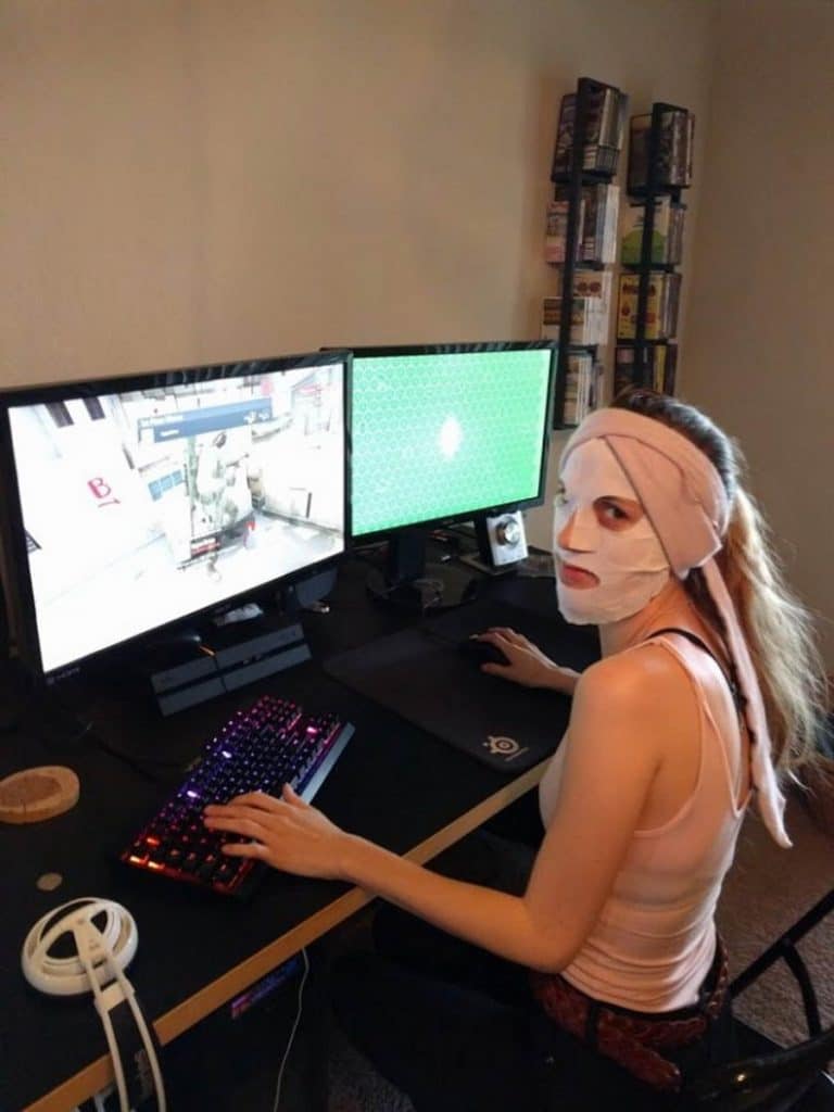 девушка в маске перед компьютером