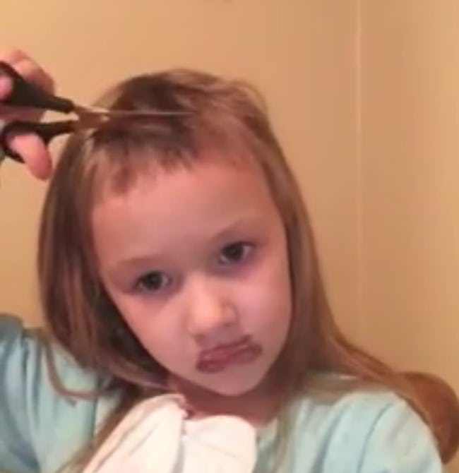 девочка стрижет волосы