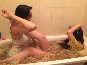 девушки в ванне с мивиной