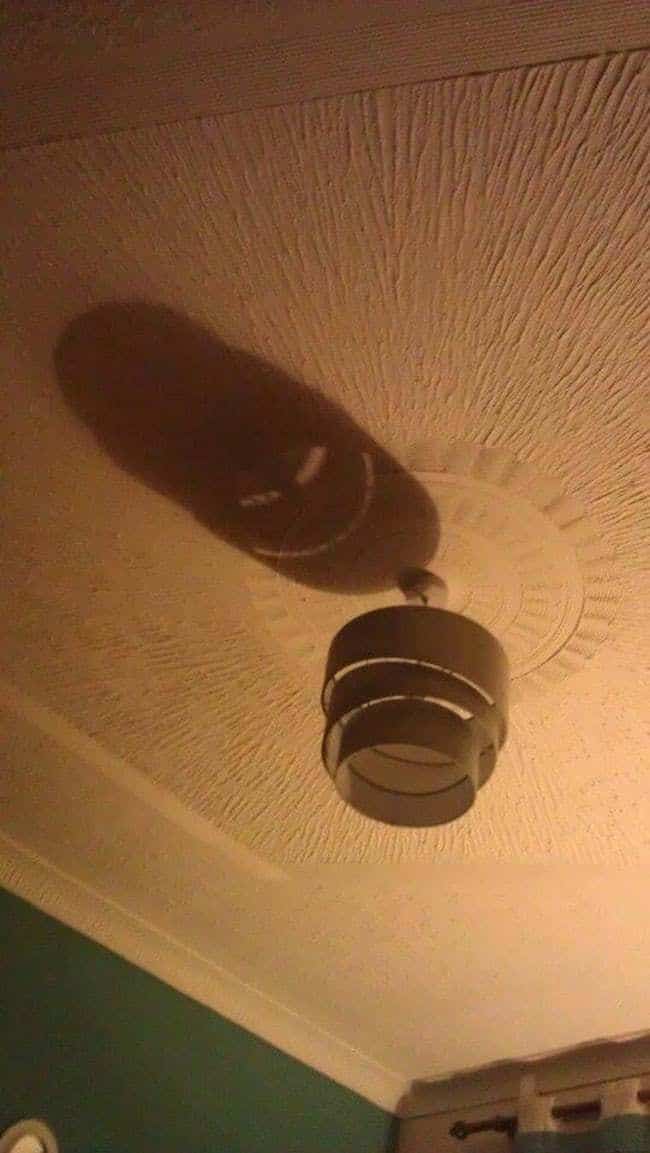 тень от люстры на потолке