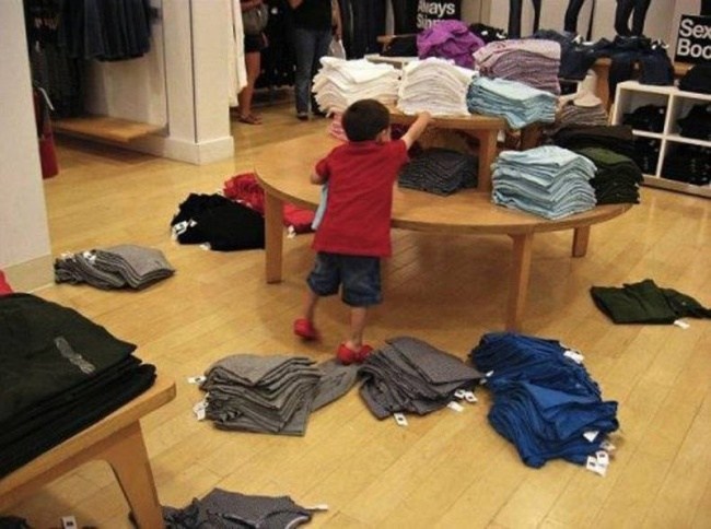 мальчик в магазине одежды