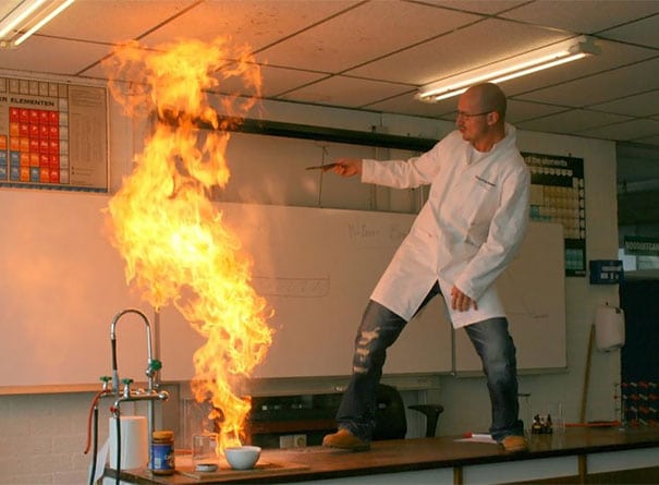 учитель химии стоит на столе