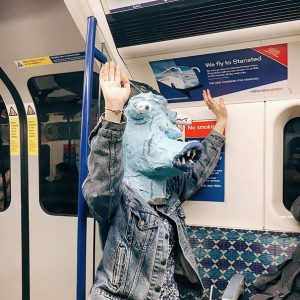 пассажир метро в маске