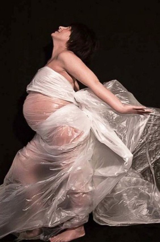 беременная женщина в целлофане