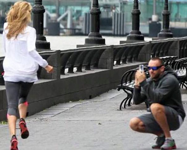 парень фотографирует бегущую девушку