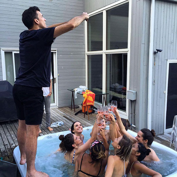 парень фотографирует девушек в бассейне