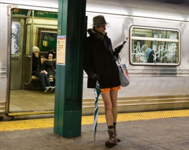 мужчина с книгой и зонтом в метро