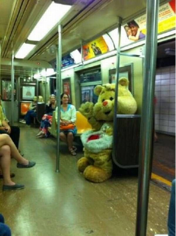 человек в костюме медведя в метро