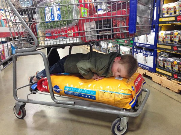 ребенок спит в магазине