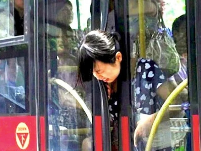 девушка застряла головой в дверях автобуса