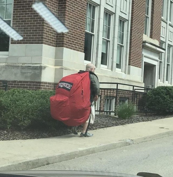 огромный рюкзак на мужчине