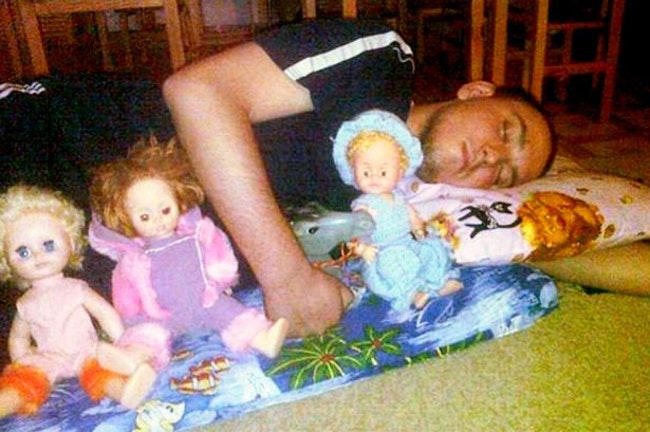 парень спит с куклами в обнимку