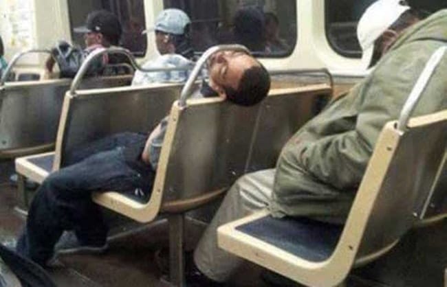 парень спит в автобусе