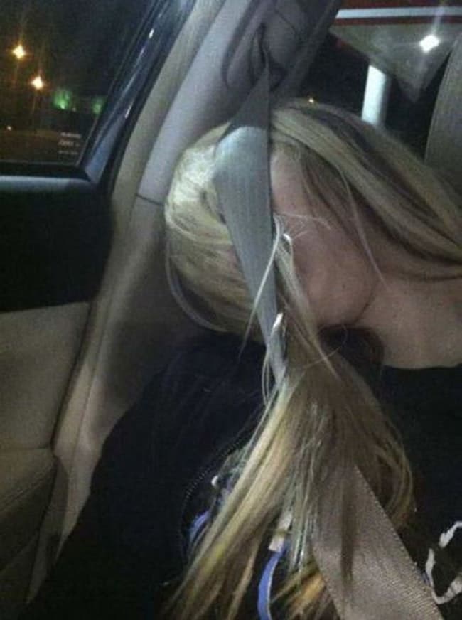 блондинка спит в машине